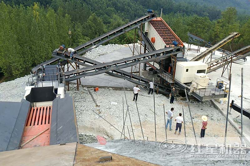 南陽客戶流動山石破碎車生產現(xiàn)場